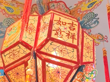 他鄉(xiāng)縱有當(dāng)頭月，不抵家鄉(xiāng)一盞燈。