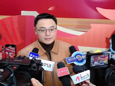 2023年，長(zhǎng)三角鐵路年發(fā)送旅客突破8億人次，在杭州東站見證八億哥（郭均相）閃亮登場(chǎng)
